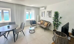 Smart TV, books - Spacious vacation apartment with sea view (Kaštel Sućurac)