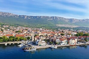 Marina - Spacious vacation apartment with sea view (Kaštel Sućurac)