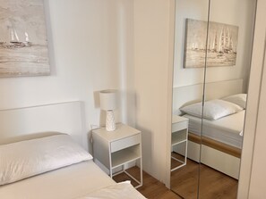 2 bedrooms, desk, iron/ironing board, free WiFi - Großzügige Wohnung mit Meerblick (Kaštel Sucurac)