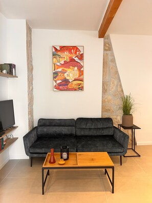 TV, books - Großzügige Wohnung mit Meerblick (Kaštel Sucurac)