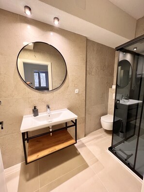 Shower, hair dryer, towels, soap - Großzügige Wohnung mit Meerblick (Kaštel Sucurac)