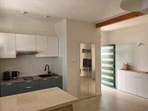 Réfrigérateur, micro-ondes, plaque de cuisson, cafetière/bouilloire