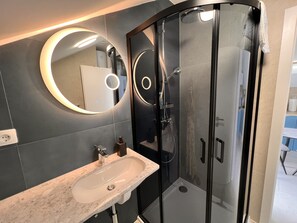 Dusche, Haartrockner, Handtücher, Seife
