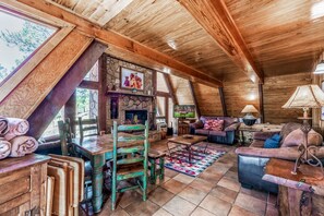 Televisión, chimenea, futbolito y libros 