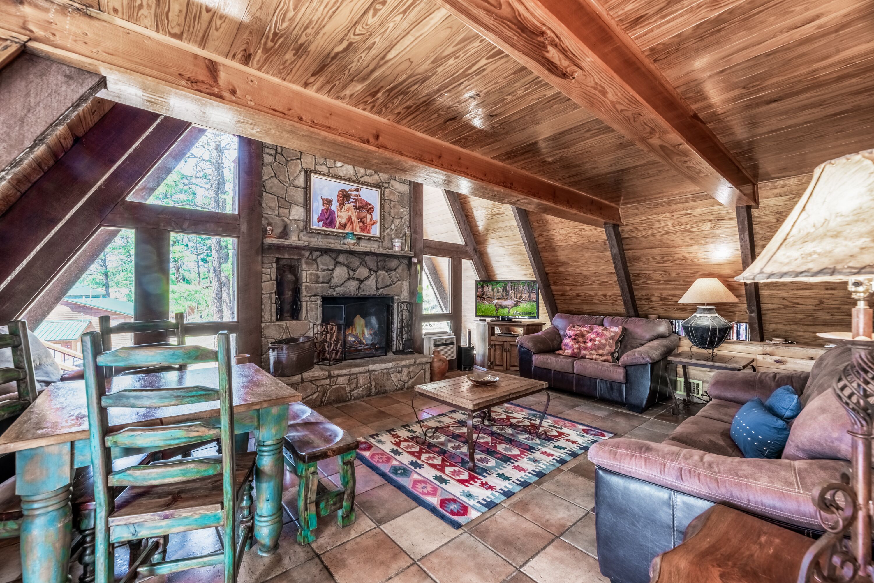 Big Rock Chalet: Gorgeous Views, Great Location, 4 Bedrooms, and a HOT TUB!