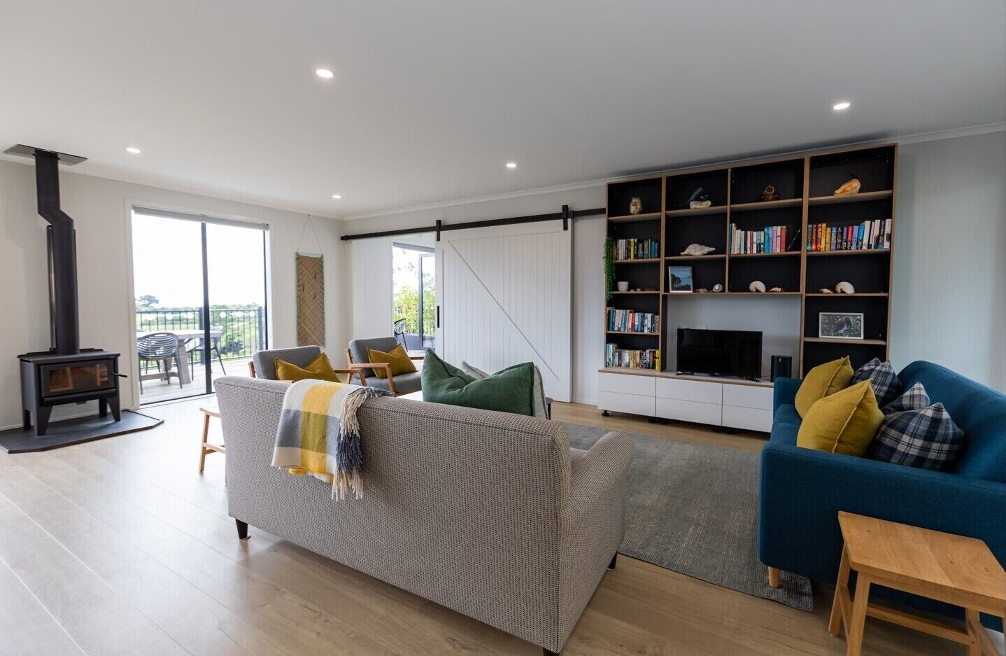 Smart-TV, Kamin, Bücher, Musikbibliothek