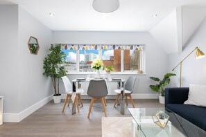 TV - Plum Guide - Tulip (Reading)