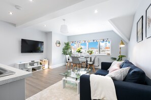 Living area - Plum Guide - Tulip (Reading)