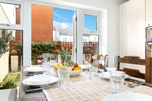 Plum Guide - Elephant Court