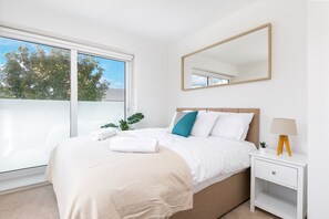 4 bedrooms, iron/ironing board - Plum Guide - Elephant Court (Reading)