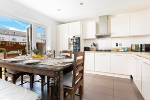 Microwave, dishwasher - Plum Guide - Elephant Court (Reading)