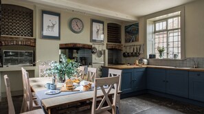 Dining - Plum Guide - On The Downs (Blandford Forum)