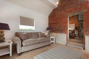 TV - Plum Guide - Barnvision (Ashbourne)