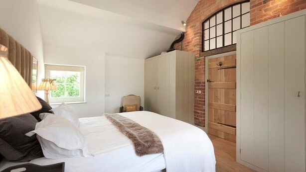 1 habitación y tabla de planchar con plancha 