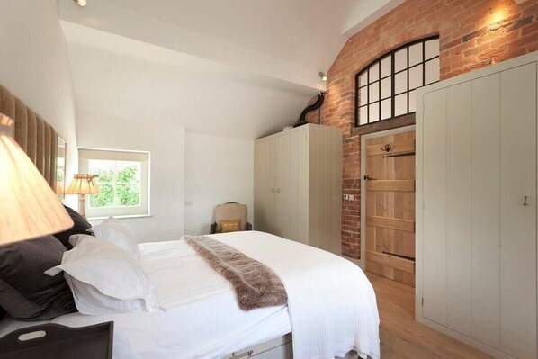 1 habitación y tabla de planchar con plancha 