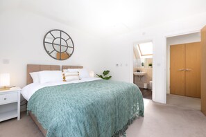 3 dormitorios y tabla de planchar con plancha