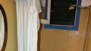 A bathroom with a bathtub, a shower, and a sink. - charming house (Villacarlos)