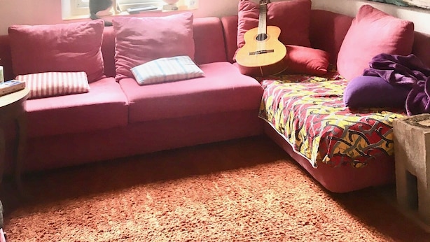 A cozy room with a red sofa, a guitar, a globe, and a painting on the wall. - charming house (Villacarlos)