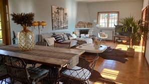 TV, livros, aparelho de som