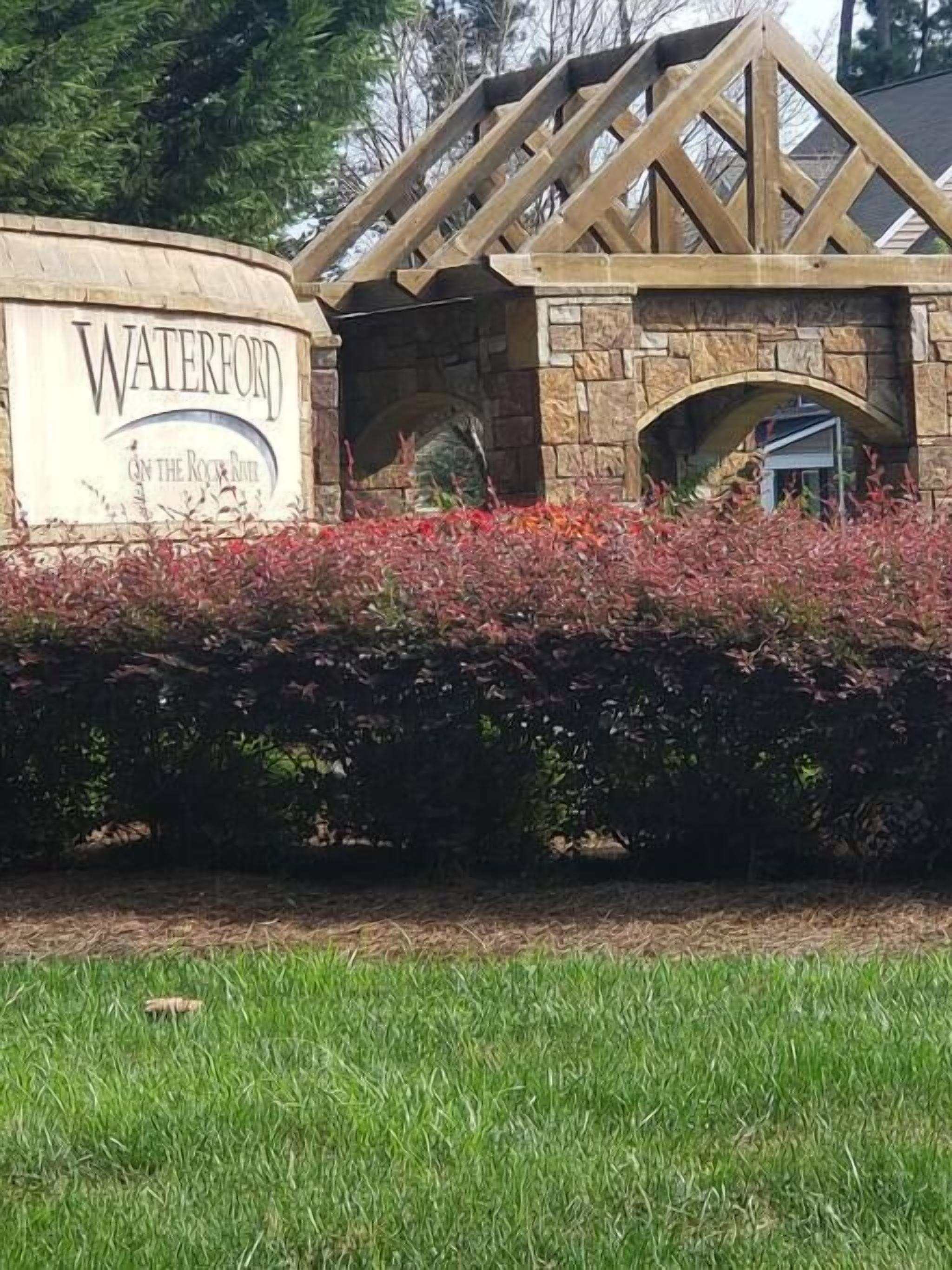 Un edificio con fachada de piedra y un letrero que dice "Waterford on the Rock".