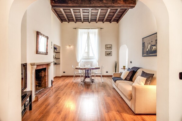 Smart TV, fireplace, offices - BRAND NEW BRIGHT & CHARMING FLAT (Roma)