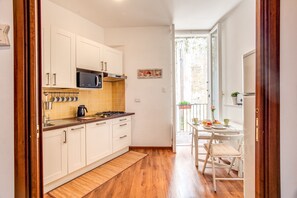 Kühlschrank, Mikrowelle, Ofen, Geschirrspüler