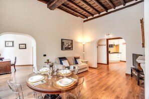 Smart-TV, Kamin, Arbeitsbereiche