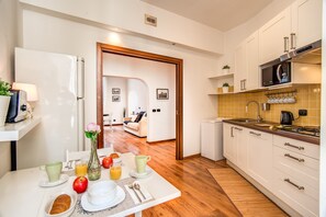 Kühlschrank, Mikrowelle, Ofen, Geschirrspüler