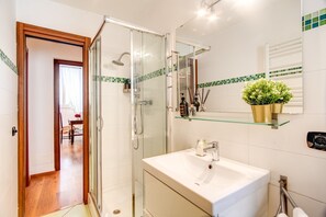 Douche, sĂšche-cheveux, bidet, serviettes fournies