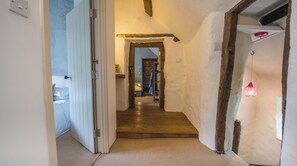 Interior - Plum Guide - Earth & Fire (Exeter)