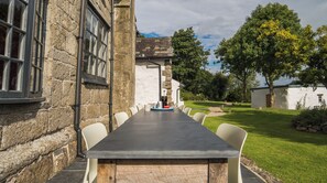 Outdoor dining - Plum Guide - Earth & Fire (Exeter)