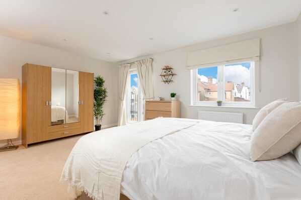 4 bedrooms, iron/ironing board