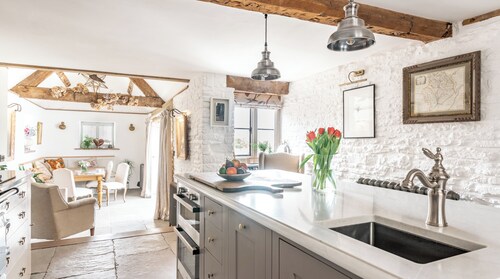 Plum Guide - Nell & the King