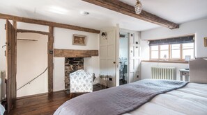 4 habitaciones y tabla de planchar con plancha