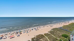 A beach with umbrellas and people. - Verandas 1102 - 1 Bedroom Ocean Front Condo (North Myrtle Beach)