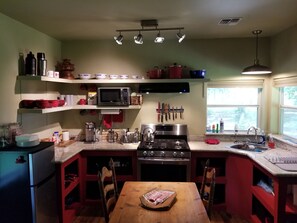 Frigorifero, microonde, forno, piano cottura