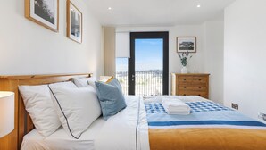 1 chambre, fer et planche à repasser