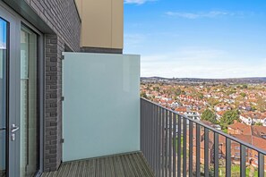 Property grounds - Plum Guide - Goal's Keep (Wembley)