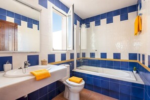 Baignoire, sĂšche-cheveux, serviettes fournies