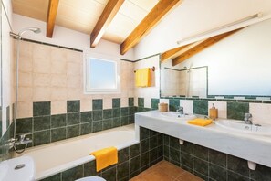 Bañera, secador de pelo y toallas