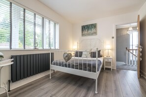 4 bedrooms, iron/ironing board, WiFi