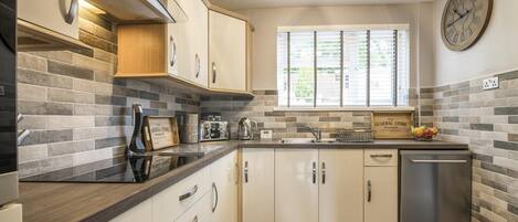 Geladeira, micro-ondas, fogão, cooktop