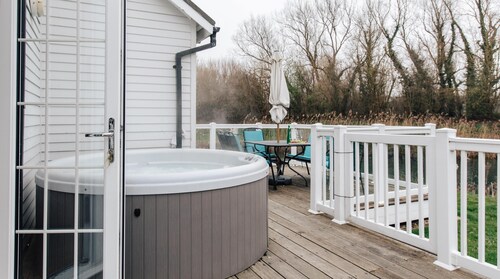 Plum Guide - Turret Lodge