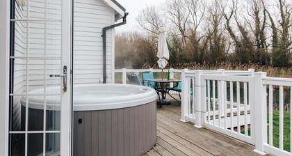 Plum Guide - Turret Lodge