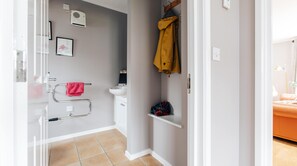 Bathroom - Plum Guide - Turret Lodge (Cirencester)