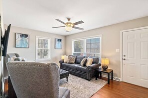 TV, offices - 3BR Retreat | Hot Tub | Walk to Town | Sleeps 8 (Davidson)