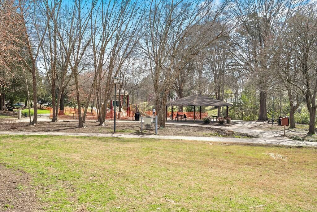 Un parc amb una glorieta, bancs i arbres.