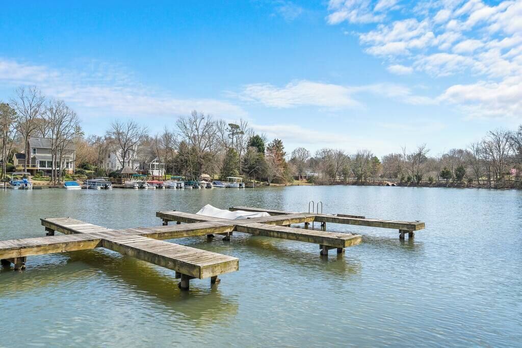 Un lago tranquilo con muelles de madera que se adentran en el agua.
