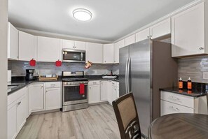 Kylskåp, mikrovågsugn, ugn och spishäll