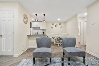 Cozy 2 Bedroom Duplex  w/ Jacuzzi